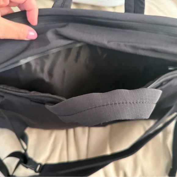 lululemon - lab Convertible Duffle Bag 29L - Picture 3 of 5